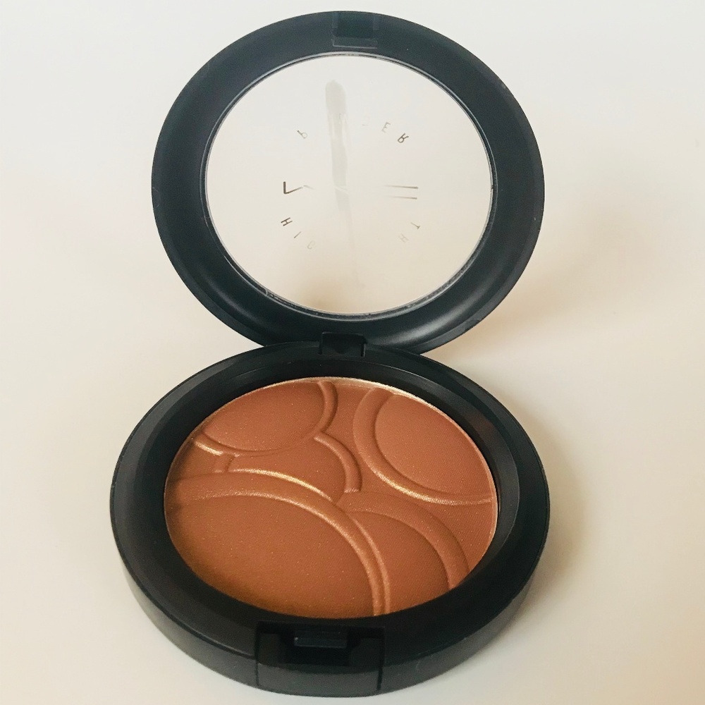 MacCosmetics HIghlight powder in Mellow Rave